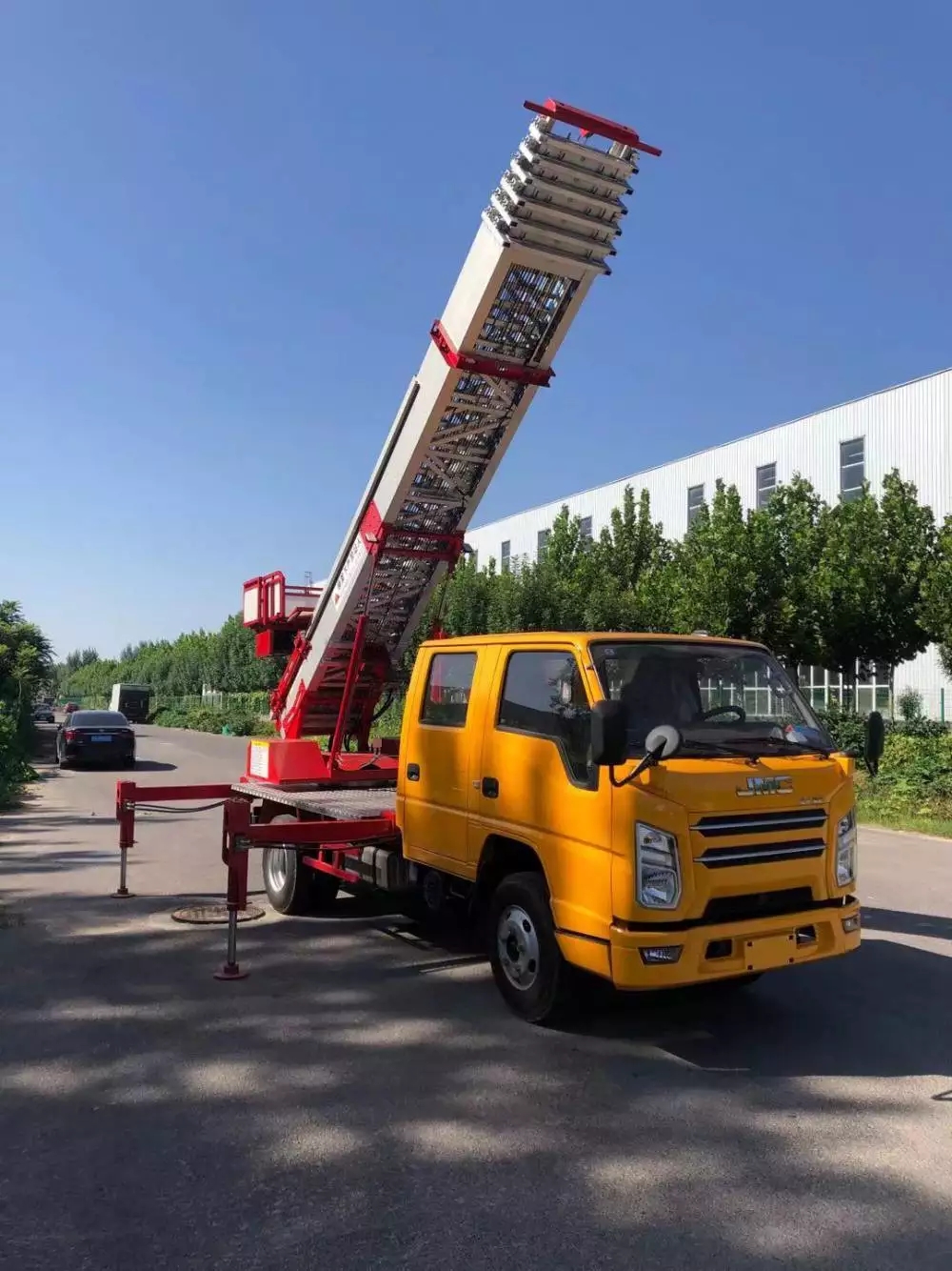 开福附近的云梯车出租服务：轻松解决高空作业需求